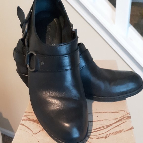 Born Shoes - Cute Leather Booties by BORN EUC 9.5M Black